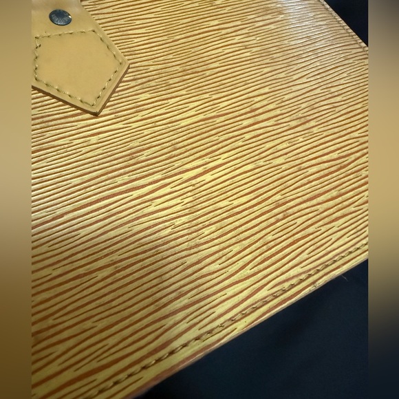 LOUIS VUITTON SAC TRIANGLE EPI - Picture 10 of 16